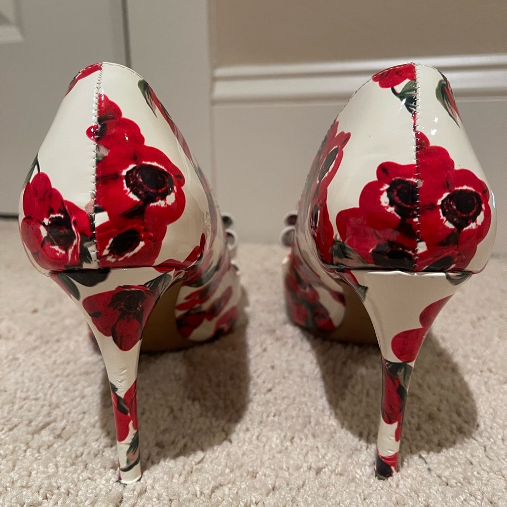 Betsey Johnson Heels Women 9.5 Shoes Red White Floral Print Prince Pumps Bow - Picture 5 of 8